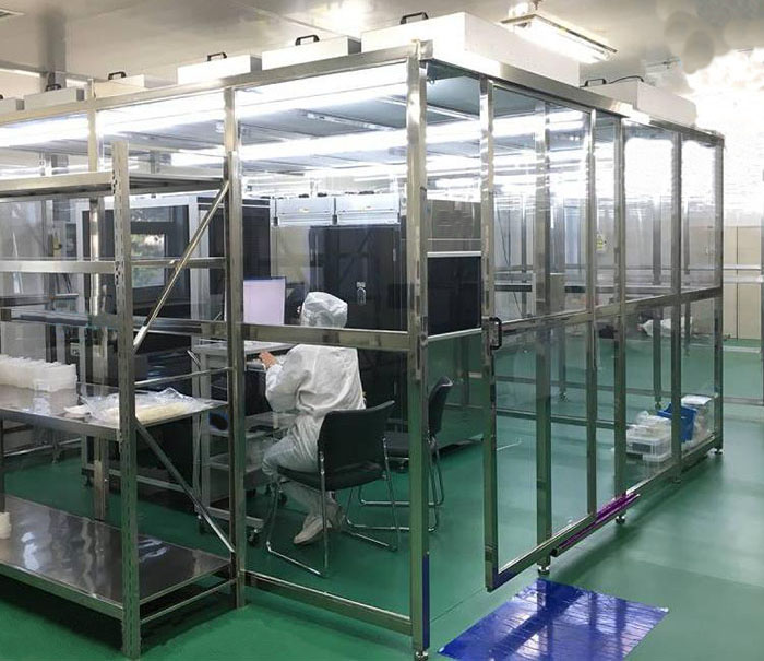 百級潔凈棚配置由FFU、初效過濾器、高效過濾器過濾，再加風(fēng)淋室、傳遞窗等凈化設(shè)備才能達(dá)到效果。