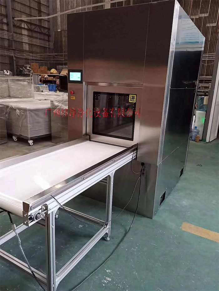 輸送帶傳遞窗還可吹淋被傳遞物品的表面，防止物品可能攜帶塵埃進(jìn)入潔凈室。