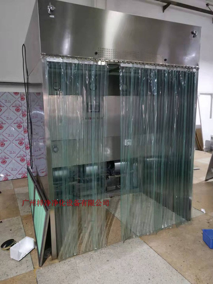 潔凈層流采樣車具體要求；從室內(nèi)空氣經(jīng)過初效過濾器，從高效空氣過濾器出風(fēng)，配無隔板高效過濾器過濾效率為：99.99@0.3μm和G4級(jí)初效過濾器，確保凈化級(jí)別，靜態(tài)100級(jí)美聯(lián)邦209E標(biāo)準(zhǔn)；
