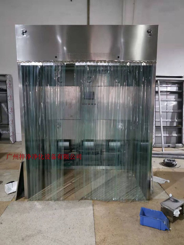 潔凈層流采樣車具體要求；從室內(nèi)空氣經(jīng)過初效過濾器，從高效空氣過濾器出風(fēng)，配無隔板高效過濾器過濾效率為：99.99@0.3μm和G4級(jí)初效過濾器，確保凈化級(jí)別，靜態(tài)100級(jí)美聯(lián)邦209E標(biāo)準(zhǔn)；