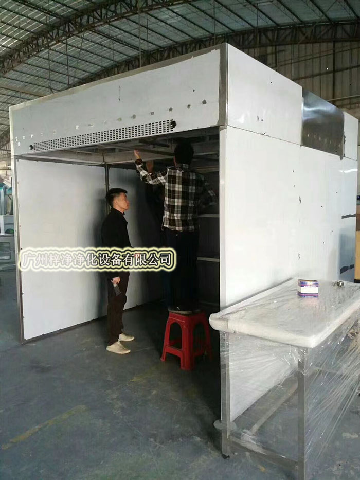 負(fù)壓稱量房又稱作負(fù)壓稱量間、負(fù)壓稱量室、負(fù)壓稱量罩或負(fù)壓稱量單元
