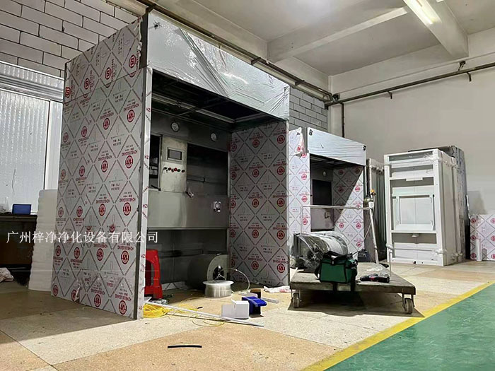 負(fù)壓稱量室在制藥行業(yè)中，潔凈室是確保藥品生產(chǎn)過(guò)程符合衛(wèi)生標(biāo)準(zhǔn)的重要設(shè)施。